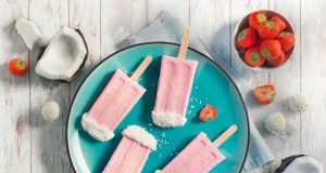 Fruchtige und kühle Erfrischung: Eis lässt sich ganz einfach und schnell zubereiten. Bei den Rezepten kann sich jeder kreativ entfalten, etwa mit einem Erdbeer-Kokos-Eis.