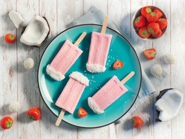 Fruchtige und kühle Erfrischung: Eis lässt sich ganz einfach und schnell zubereiten. Bei den Rezepten kann sich jeder kreativ entfalten, etwa mit einem Erdbeer-Kokos-Eis.