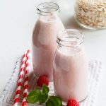 Bei hohen Temperaturen hat man manchmal mehr Lust auf eine Mahlzeit zum Trinken, etwa einen fruchtigen Himbeer-Shake mit Buttermilch und Basilikum.