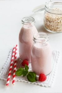 Bei hohen Temperaturen hat man manchmal mehr Lust auf eine Mahlzeit zum Trinken, etwa einen fruchtigen Himbeer-Shake mit Buttermilch und Basilikum.
