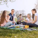 Zwischen den Snacks bleibt viel Zeit zum Spielen - daher sollten auch ein Ball oder ein Kartenspiel zur Picknickausrüstung gehören.