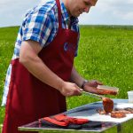 "Eine feine Fettmaserung hält das Fleisch beim Grillen schön saftig", erläutert Metzgermeister Franz Seibold.