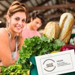 Wo stecken tierische Zutaten drin? Diese Frage ist nicht bei jedem Lebensmittel auf den ersten Blick zu beantworten. Ein neues Prüfzeichen gibt Vegetariern und Veganern mehr Sicherheit beim Einkauf.