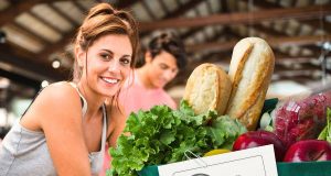 Wo stecken tierische Zutaten drin? Diese Frage ist nicht bei jedem Lebensmittel auf den ersten Blick zu beantworten. Ein neues Prüfzeichen gibt Vegetariern und Veganern mehr Sicherheit beim Einkauf.