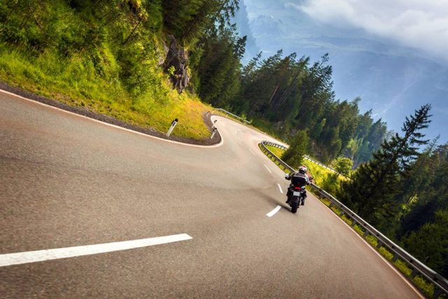 motorrad tour Urlaubsfeeling mit einem Hauch von Abenteuer: Im Motorradsattel erlebt man Landschaften und die Natur ringsherum besonders intensiv. Eine gute Vorbereitung vor jeder größeren Tour gehört aber dazu.