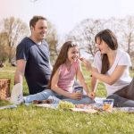 Urlaub zu Hause: Bei einem Picknick im Grünen kommt Sommerstimmung pur auf.