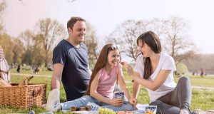 Urlaub zu Hause: Bei einem Picknick im Grünen kommt Sommerstimmung pur auf.