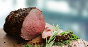 Highlight vom Grill: Rinderfilet in Espresso-Kruste. Beim Einkauf auf kontrollierte Qualität achten.