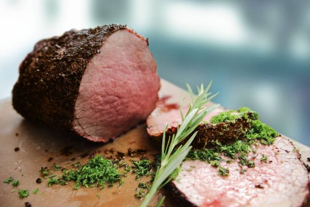 rindfleisch gegrillt Highlight vom Grill: Rinderfilet in Espresso-Kruste. Beim Einkauf auf kontrollierte Qualität achten.