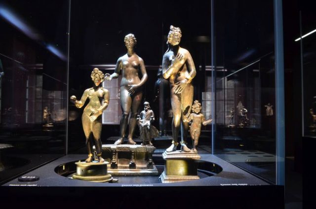 roemerschatz weissenburg Insgesamt 114 Objekte, darunter kostbare Bronzestatuen, die Figuren aus dem Götterhimmel der Antike darstellen, gehören zum Weißenburger Römerschatz.