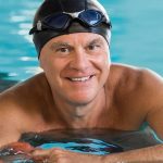 Regelmäßiges Schwimmen gilt als hervorragendes Gefäßtraining und kann Atherosklerose entgegenwirken.
