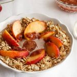 Im Sommer sind kalte, obstbetonte Mahlzeiten wie eine Smoothie-Bowl mit Haferflocken sehr erfrischend. Die gesunden Getreideflocken sorgen dafür, dass man nicht gleich wieder Hunger hat.