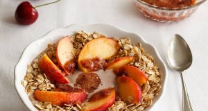 Im Sommer sind kalte, obstbetonte Mahlzeiten wie eine Smoothie-Bowl mit Haferflocken sehr erfrischend. Die gesunden Getreideflocken sorgen dafür, dass man nicht gleich wieder Hunger hat.