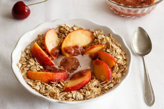 smoothiebowl Im Sommer sind kalte, obstbetonte Mahlzeiten wie eine Smoothie-Bowl mit Haferflocken sehr erfrischend. Die gesunden Getreideflocken sorgen dafür, dass man nicht gleich wieder Hunger hat.