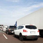 Auch die Psyche ist im Stau gefordert: Stop-and-go ist meist nervenaufreibend. Um zusätzlichen Stress zu vermeiden, nimmt man die Verzögerung am besten als gegeben hin.