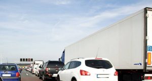 Auch die Psyche ist im Stau gefordert: Stop-and-go ist meist nervenaufreibend. Um zusätzlichen Stress zu vermeiden, nimmt man die Verzögerung am besten als gegeben hin.