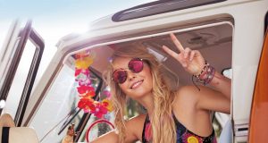 Nichts geht im Sommer ohne Sonnenbrille - sie ist vor allem auch ein wichtiger Flirtfaktor. Foto: djd/Apollo/Alex Schier/grasundsterne