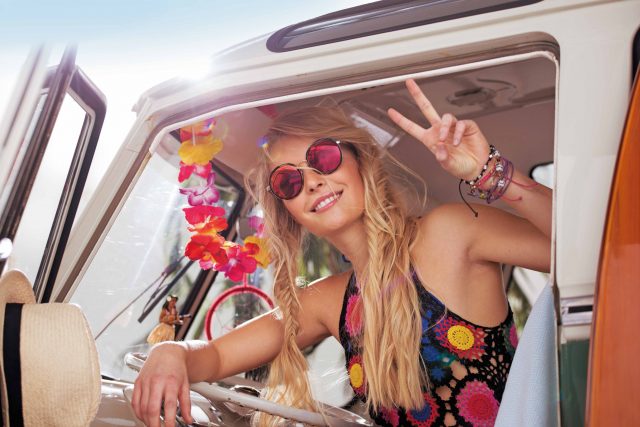Nichts geht im Sommer ohne Sonnenbrille - sie ist vor allem auch ein wichtiger Flirtfaktor. Foto: djd/Apollo/Alex Schier/grasundsterne