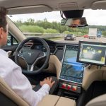 Das Auto lenkt, während der Fahrer entspannen kann: Das vollautomatisierte Autofahren befindet sich bereits in der Erprobung.