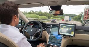 Das Auto lenkt, während der Fahrer entspannen kann: Das vollautomatisierte Autofahren befindet sich bereits in der Erprobung.