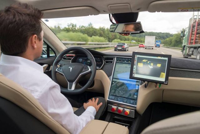 autonomes auto Das Auto lenkt, während der Fahrer entspannen kann: Das vollautomatisierte Autofahren befindet sich bereits in der Erprobung.