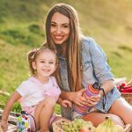 Die selbst gemachten Sommerdrinks kann man gut in einer geschmacksneutralen Mehrweg-Glasflasche zum Picknick, zur Arbeit oder zur Gartenparty mitnehmen.