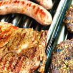Durch das im Hokkaido-Kürbis enthaltene Beta-Carotin wird das mit der Kürbis BBQ & Grill Sauce marinierte Grillgut appetitlich braun.