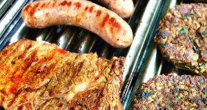 Durch das im Hokkaido-Kürbis enthaltene Beta-Carotin wird das mit der Kürbis BBQ & Grill Sauce marinierte Grillgut appetitlich braun.