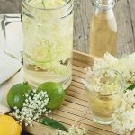 Ob Holunder-Limonade, Eistee oder ein erfrischender Drink mit Basilikum und Limetten: Mit nur wenig Zutaten lassen sich leckere Sommergetränke zaubern.