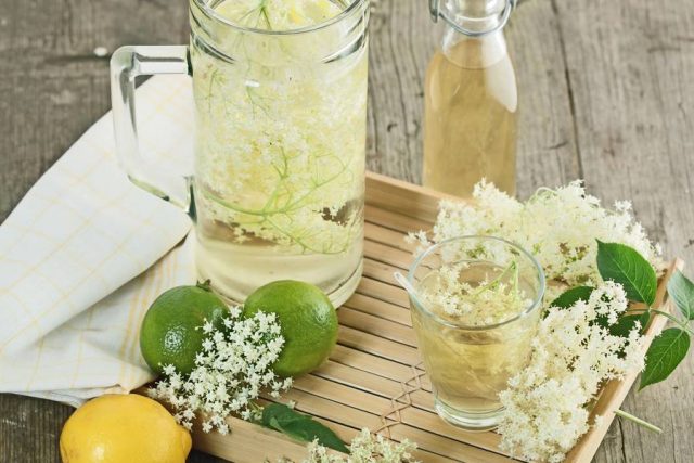 Ob Holunder-Limonade, Eistee oder ein erfrischender Drink mit Basilikum und Limetten: Mit nur wenig Zutaten lassen sich leckere Sommergetränke zaubern.