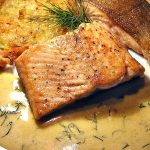 Unwiderstehlich lecker: Lachs vom Grill mit Gemüsepuffer und Kürbis-Dill-Sauce.