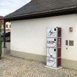 E-Ladestation für E-Bike-Akkus am Alten Rathaus in Haßfurt