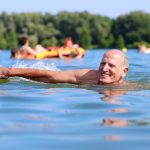 Dank des Auftriebs im Wasser ist Schwimmen sehr schonend für die Gelenke - am besten eignen sich Kraulen oder Rückenschwimmen.