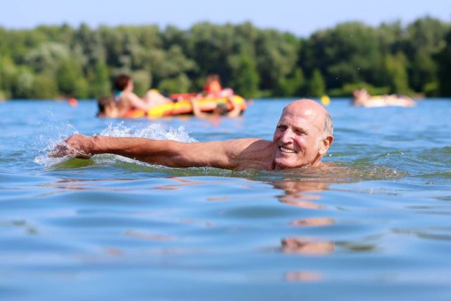 schwimmen athrose Dank des Auftriebs im Wasser ist Schwimmen sehr schonend für die Gelenke - am besten eignen sich Kraulen oder Rückenschwimmen.