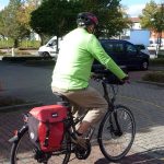 Viele Senioren, die bisher auf das Fahrrad verzichtet haben, sind nun mit einem E-Bike oder Pedelec unterwegs. Einsteiger sollten sich des erhöhten Risikos allerdings bewusst sein.