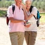 Das Wandern in ebenem Gelände ist auch für Arthrose-Patienten im Sommer gut geeignet.