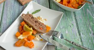 Herbstgenuss: Hackbraten mit Kürbis-Chutney.