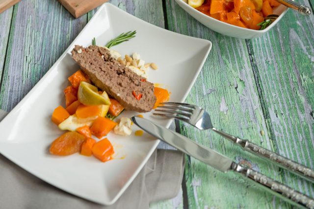 Herbstgenuss: Hackbraten mit Kürbis-Chutney.