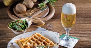 Bei Speckwaffeln mit Petersilien-Nuss-Creme handelt es sich um eine genussvolle, herzhafte Vorspeise. Ein erfrischendes Pils ist dazu die richtige Kombination.