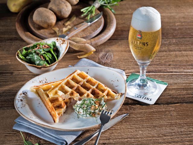 Bei Speckwaffeln mit Petersilien-Nuss-Creme handelt es sich um eine genussvolle, herzhafte Vorspeise. Ein erfrischendes Pils ist dazu die richtige Kombination.
