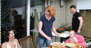Eine eindeutige gesetzliche Regelung, wie oft man den Grill anwerfen darf, gibt es in Deutschland nicht. Grundsätzlich sollte Rücksichtnahme auf Nachbarn das Gebot der Stunde sein.