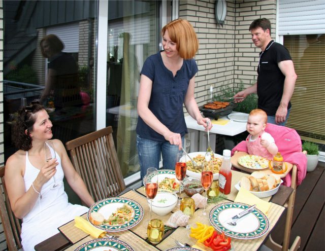 Eine eindeutige gesetzliche Regelung, wie oft man den Grill anwerfen darf, gibt es in Deutschland nicht. Grundsätzlich sollte Rücksichtnahme auf Nachbarn das Gebot der Stunde sein.