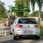 Gerade in ländlichen Gebieten sollten sich Autofahrer während der herbstlichen Erntezeit auf kritische Begegnungen mit landwirtschaftlichen Nutzfahrzeugen einstellen.