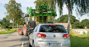 Gerade in ländlichen Gebieten sollten sich Autofahrer während der herbstlichen Erntezeit auf kritische Begegnungen mit landwirtschaftlichen Nutzfahrzeugen einstellen.