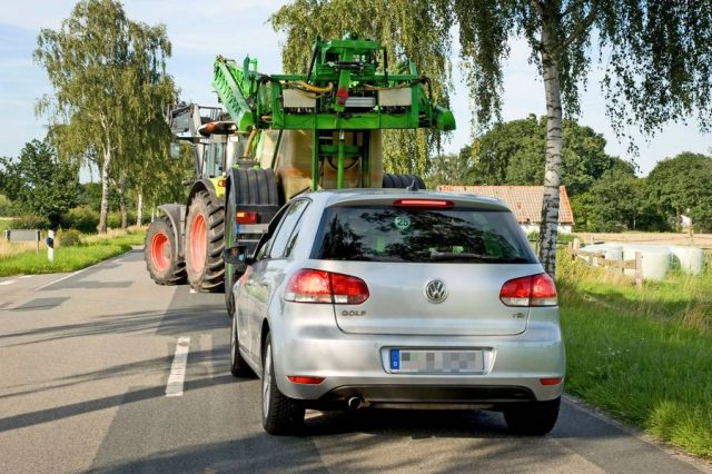 autoherbst Gerade in ländlichen Gebieten sollten sich Autofahrer während der herbstlichen Erntezeit auf kritische Begegnungen mit landwirtschaftlichen Nutzfahrzeugen einstellen.
