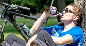 Ganz entscheidend ist es, bei sportlichen Aktivitäten im Sommer auf eine ausreichende Flüssigkeitszufuhr zu achten. An warmen Tagen sollten Aktive über den Tag verteilt zwei bis drei Liter zu sich nehmen.