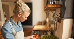 Hände weg von verarbeiteten Lebensmitteln, in die Küche kommen nur frische, natürliche Zutaten: So lautet die wohl wichtigste Grundregel für den Ernährungstrend "Clean Eating".