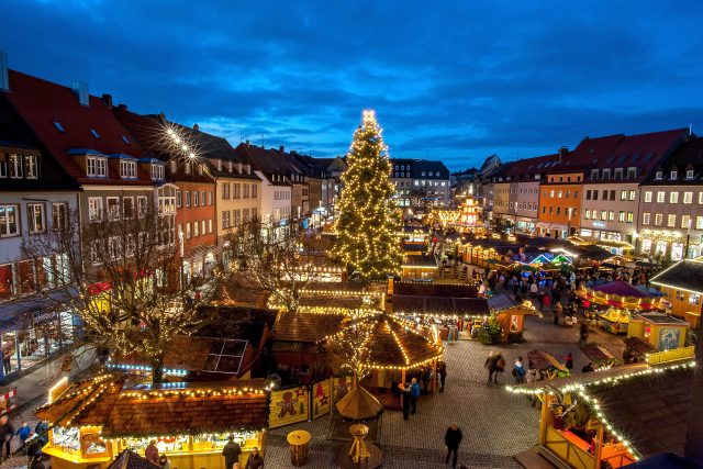 Im Advent verwandelt sich der Schweinfurter Marktplatz in einen stimmungsvollen Weihnachtsmarkt.