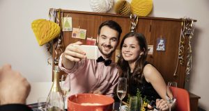 Mit viel Glück ins neue Jahr starten - Bleigießen, Kleeblätter und Kobolde gehören dazu. Die Menschen in Europa pflegen jeweils ihre ganz eigenen Bräuche.