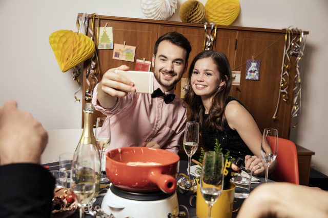 Mit viel Glück ins neue Jahr starten - Bleigießen, Kleeblätter und Kobolde gehören dazu. Die Menschen in Europa pflegen jeweils ihre ganz eigenen Bräuche.